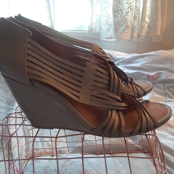 Shoes - Picture 2 of 4